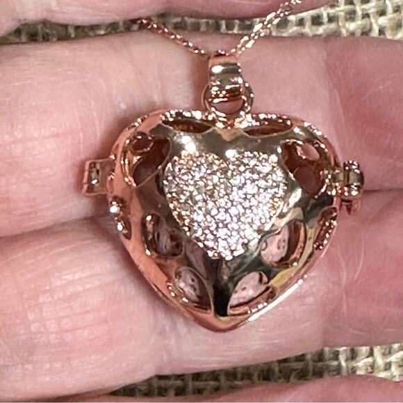 Rhinestone and crested heart essential oil diffuser, necklace locket 16 “ chain - Picture 3 of 8